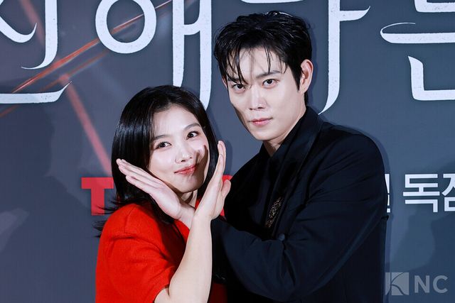 배우 김유정, 김영대가 30일 오후 2시 서울 용산구 CGV&nbsp;용산아이파크몰에서 진행된 티빙 오리지널 시리즈 ‘친애하는 X’ 제작발표회에서 포즈를 취하고 있다. 사진=김규빈 기자