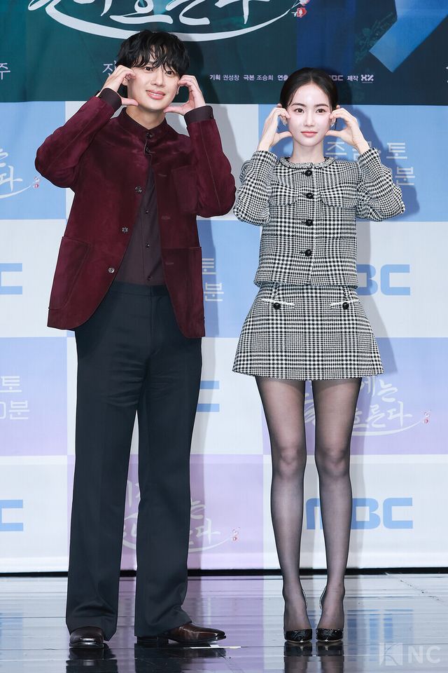 배우 이신영, 홍수주가 30일 오전 11시 서울 마포구 상암 MBC사옥 골든마우스홀에서 진행된 MBC 새 금토드라마 ‘이강에는 달이 흐른다’(극본 조승희/연출 이동현) 제작발표회에서 포즈를 취하고 있다. 사진=김규빈 기자