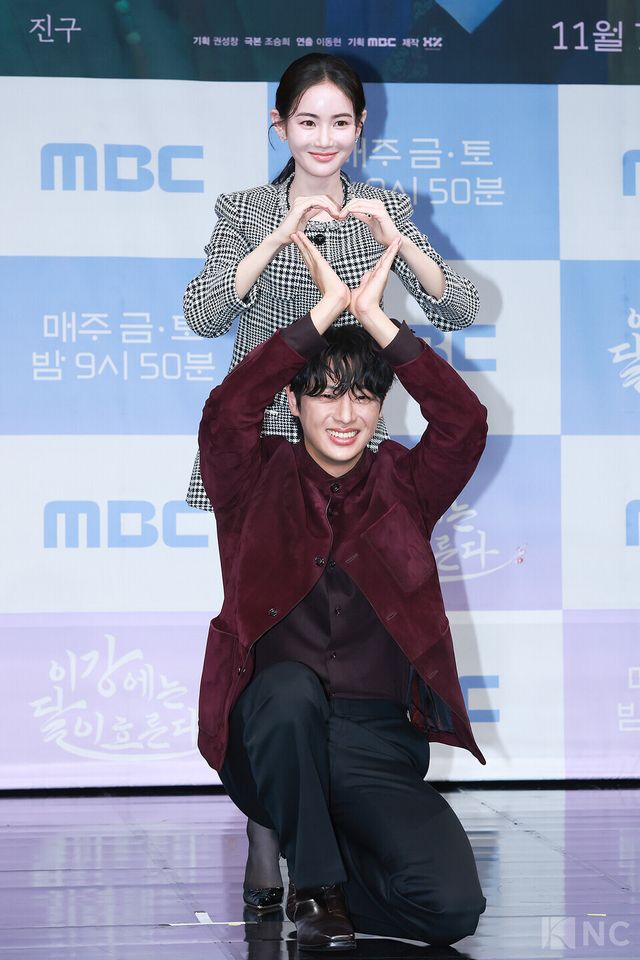 배우 이신영, 홍수주가 30일 오전 11시 서울 마포구 상암 MBC사옥 골든마우스홀에서 진행된 MBC 새 금토드라마 ‘이강에는 달이 흐른다’(극본 조승희/연출 이동현) 제작발표회에서 포즈를 취하고 있다. 사진=김규빈 기자