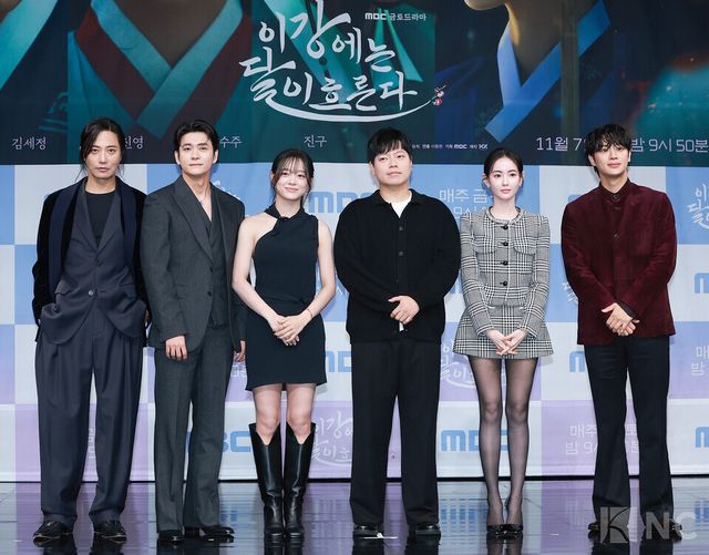 배우 진구, 강태오, 김세정, 홍수주, 이신영과 이동현 PD가 30일 오전 11시 서울 마포구 상암 MBC사옥 골든마우스홀에서 진행된 MBC 새 금토드라마 ‘이강에는 달이 흐른다’(극본 조승희/연출 이동현) 제작발표회에서 포즈를 취하고 있다. 사진=김규빈 기자