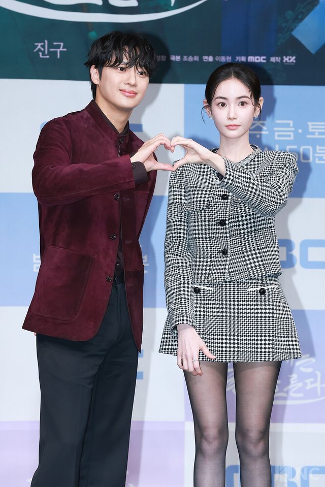 배우 이신영, 홍수주가 30일 오전 11시 서울 마포구 상암 MBC사옥 골든마우스홀에서 진행된 MBC 새 금토드라마 ‘이강에는 달이 흐른다’(극본 조승희/연출 이동현) 제작발표회에서 포즈를 취하고 있다. 사진=김규빈 기자