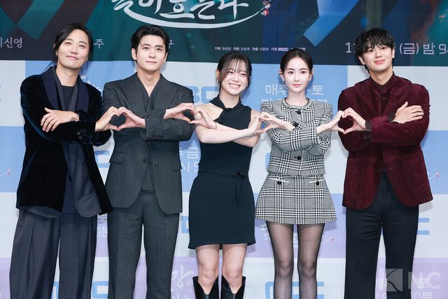 배우 진구, 강태오, 김세정, 홍수주, 이신영이 30일 오전 11시 서울 마포구 상암 MBC사옥 골든마우스홀에서 진행된 MBC 새 금토드라마 ‘이강에는 달이 흐른다’(극본 조승희/연출 이동현) 제작발표회에서 포즈를 취하고 있다. 사진=김규빈 기자