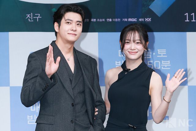 배우 강태오, 김세정이 30일 오전 11시 서울 마포구 상암 MBC사옥 골든마우스홀에서 진행된 MBC 새 금토드라마 ‘이강에는 달이 흐른다’(극본 조승희/연출 이동현) 제작발표회에서 포즈를 취하고 있다. 사진=김규빈 기자