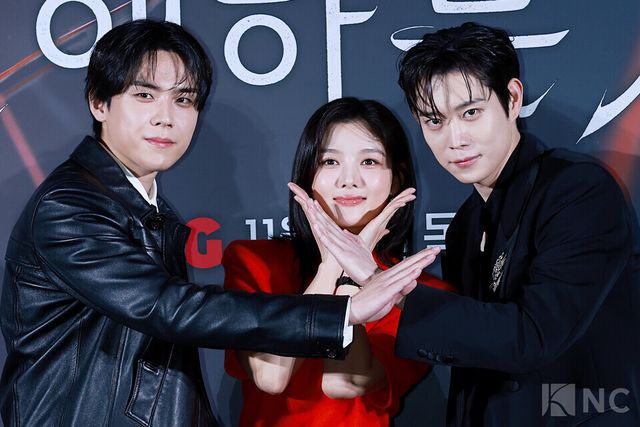 배우 김도훈, 김유정, 김영대가 30일 오후 2시 서울 용산구 CGV&nbsp;용산아이파크몰에서 진행된 티빙 오리지널 시리즈 ‘친애하는 X’ 제작발표회에서 포즈를 취하고 있다. 사진=김규빈 기자