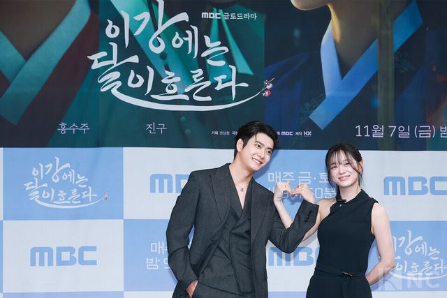 배우 강태오, 김세정이 30일 오전 11시 서울 마포구 상암 MBC사옥 골든마우스홀에서 진행된 MBC 새 금토드라마 ‘이강에는 달이 흐른다’(극본 조승희/연출 이동현) 제작발표회에서 포즈를 취하고 있다. 사진=김규빈 기자