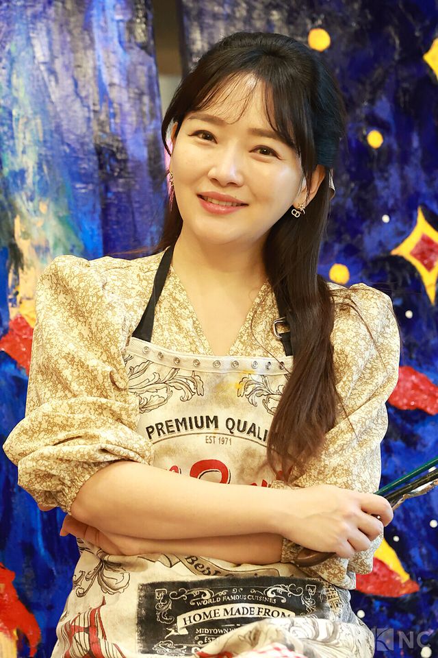 화가 겸 배우 윤송아가 지난 30일 뉴스컬처와의 인터뷰에 앞서 포즈를 취하고 있다. 사진=김규빈 기자