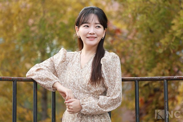 화가 겸 배우 윤송아가 지난 30일 뉴스컬처와의 인터뷰에 앞서 포즈를 취하고 있다. 사진=김규빈 기자