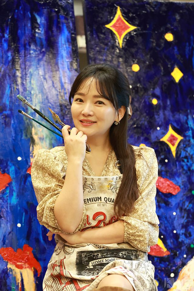 화가 겸 배우 윤송아가 지난 30일 뉴스컬처와의 인터뷰에 앞서 포즈를 취하고 있다. 사진=김규빈 기자