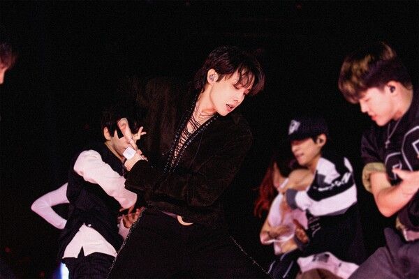 31일 인천 미추홀구 인천문학경기장 주경기장에서는 방탄소년단 진 솔로 팬콘서트 앙코르 '#RUNSEOKJIN_EP.TOUR_ENCORE' 1회차 공연이 열렸다.&nbsp;게스트로 나선 멤버 제이홉의 모습. 사진=빅히트뮤직