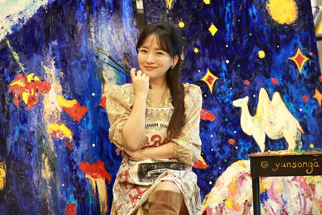 화가 겸 배우 윤송아가 지난 30일 뉴스컬처와의 인터뷰에 앞서 포즈를 취하고 있다. 사진=김규빈 기자