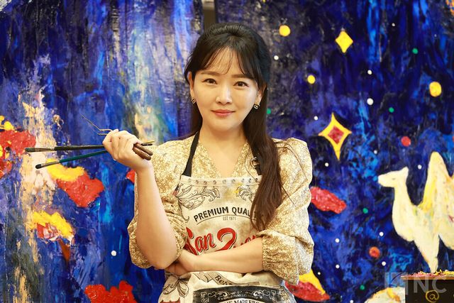 화가 겸 배우 윤송아가 지난 30일 뉴스컬처와의 인터뷰에 앞서 포즈를 취하고 있다. 사진=김규빈 기자