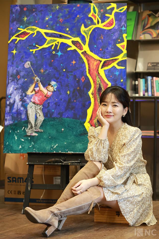 화가 겸 배우 윤송아가 지난 30일 뉴스컬처와의 인터뷰에 앞서 포즈를 취하고 있다. 사진=김규빈 기자