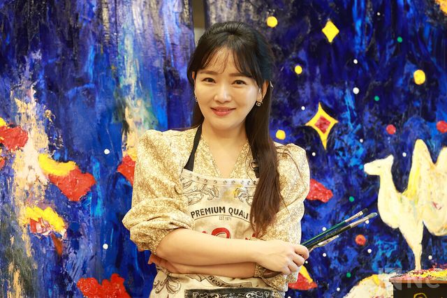 화가 겸 배우 윤송아가 지난 30일 뉴스컬처와의 인터뷰에 앞서 포즈를 취하고 있다. 사진=김규빈 기자