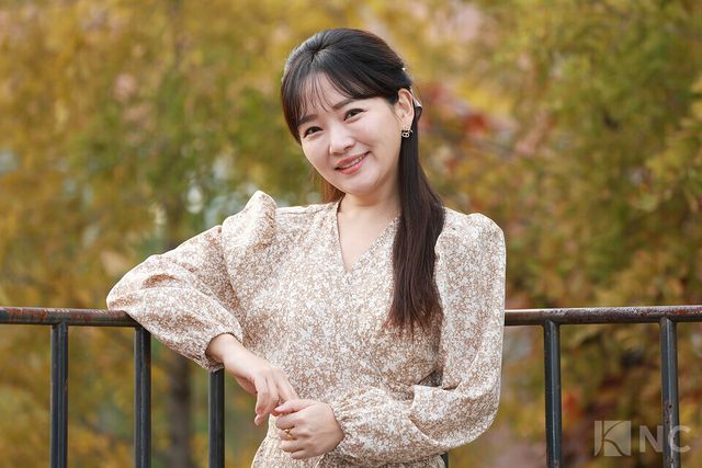 화가 겸 배우 윤송아가 지난 30일 뉴스컬처와의 인터뷰에 앞서 포즈를 취하고 있다. 사진=김규빈 기자