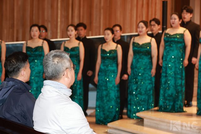 권모세 더헤븐리조트 회장이 지난 29일 저녁 6시 경기도 안산시 단원구 더헤븐리조트에서 펼쳐진 안산시립합창단의 공연을 감상하고 있다. 사진=김규빈 기자