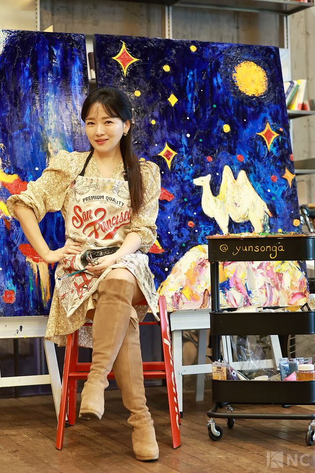 화가 겸 배우 윤송아가 지난 30일 뉴스컬처와의 인터뷰에 앞서 포즈를 취하고 있다. 사진=김규빈 기자