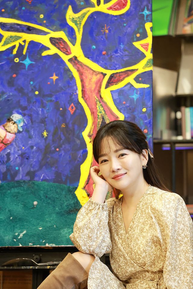 화가 겸 배우 윤송아가 지난 30일 뉴스컬처와의 인터뷰에 앞서 포즈를 취하고 있다. 사진=김규빈 기자