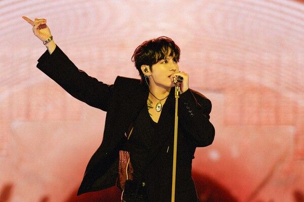 31일 인천 미추홀구 인천문학경기장 주경기장에서는 방탄소년단 진 솔로 팬콘서트 앙코르 '#RUNSEOKJIN_EP.TOUR_ENCORE' 1회차 공연이 열렸다.&nbsp;게스트로 나선 정국의 모습. 사진=빅히트뮤직