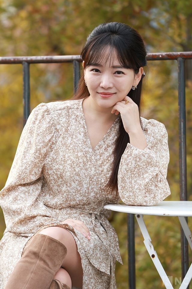 화가 겸 배우 윤송아가 지난 30일 뉴스컬처와의 인터뷰에 앞서 포즈를 취하고 있다. 사진=김규빈 기자