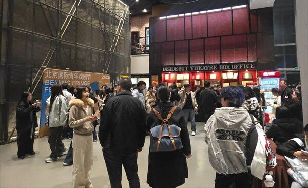 사진=국립극단 '십이야 베이징(2025)' 공연 입장을 기다리고 있는 중국 관객들