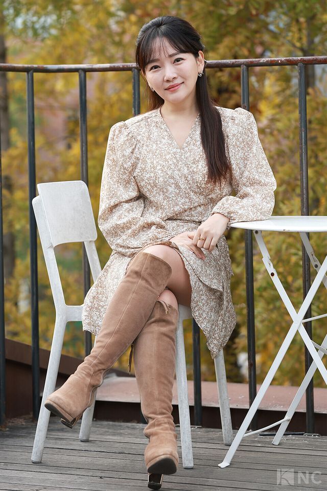 화가 겸 배우 윤송아가 지난 30일 뉴스컬처와의 인터뷰에 앞서 포즈를 취하고 있다. 사진=김규빈 기자