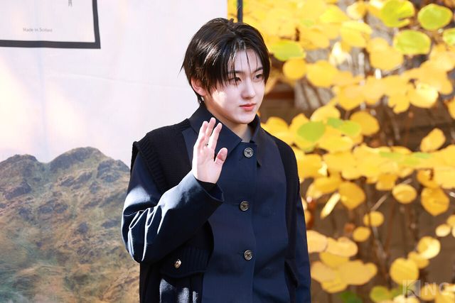 그룹 킥플립(KickFlip) 계훈이 10일 오전 11시 서울 성동구 모처에서 진행된 한 의류 브랜드의 팝업 스토어 오픈 기념 포토콜에서 포즈를 취하고 있다. 사진=김규빈 기자