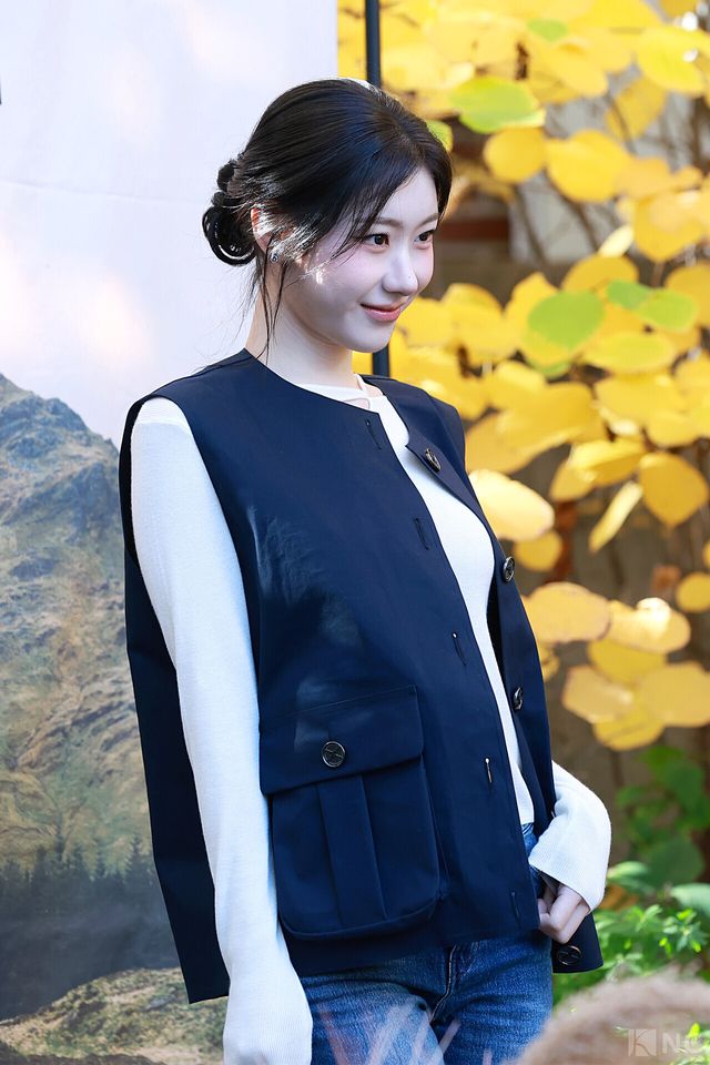 그룹 있지(ITZY) 채령이 10일 오전 11시 서울 성동구 모처에서 진행된 한 의류 브랜드의 팝업 스토어 오픈 기념 포토콜에서 포즈를 취하고 있다. 사진=김규빈 기자