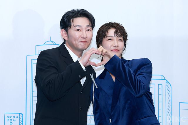 배우 허준석, 진서연이 10일 오후 2시 서울 마포구 상암 스탠포드호텔 코리아에서 진행된 티비 조선 월화미니시리즈 ‘다음생은 없으니까’(극본 신이원/연출 김정민)에서 포즈를 취하고 있다. 사진=김규빈 기자