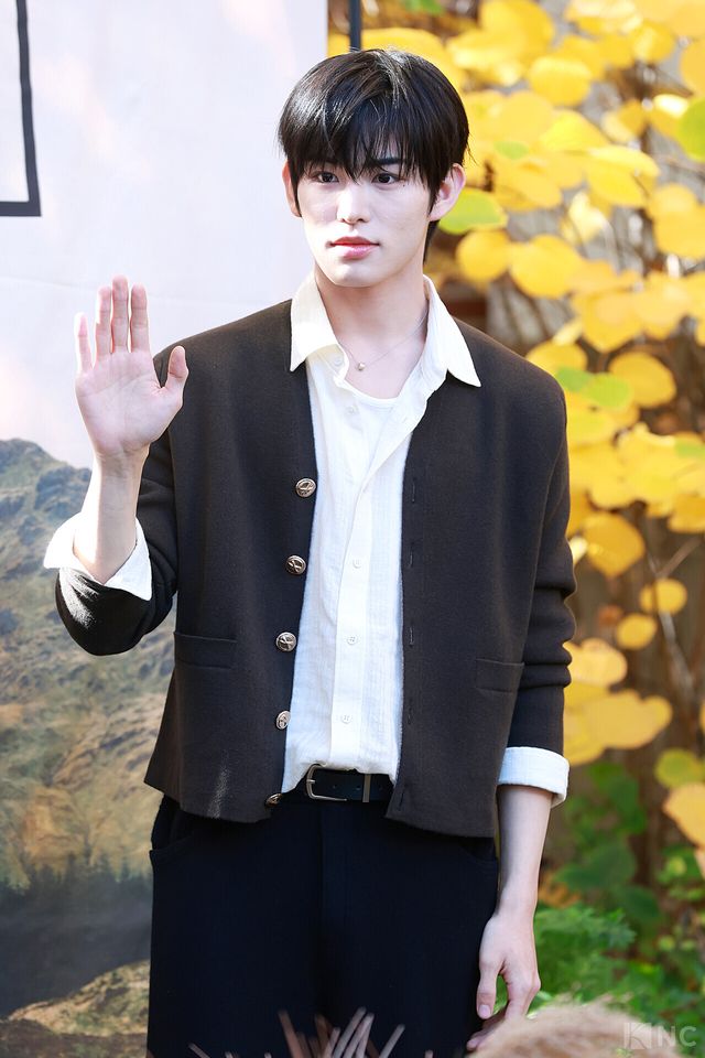 그룹 킥플립(KickFlip) 민제가 10일 오전 11시 서울 성동구 모처에서 진행된 한 의류 브랜드의 팝업 스토어 오픈 기념 포토콜에서 포즈를 취하고 있다. 사진=김규빈 기자