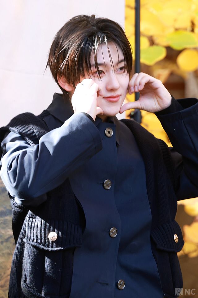 그룹 킥플립(KickFlip) 계훈이 10일 오전 11시 서울 성동구 모처에서 진행된 한 의류 브랜드의 팝업 스토어 오픈 기념 포토콜에서 포즈를 취하고 있다. 사진=김규빈 기자