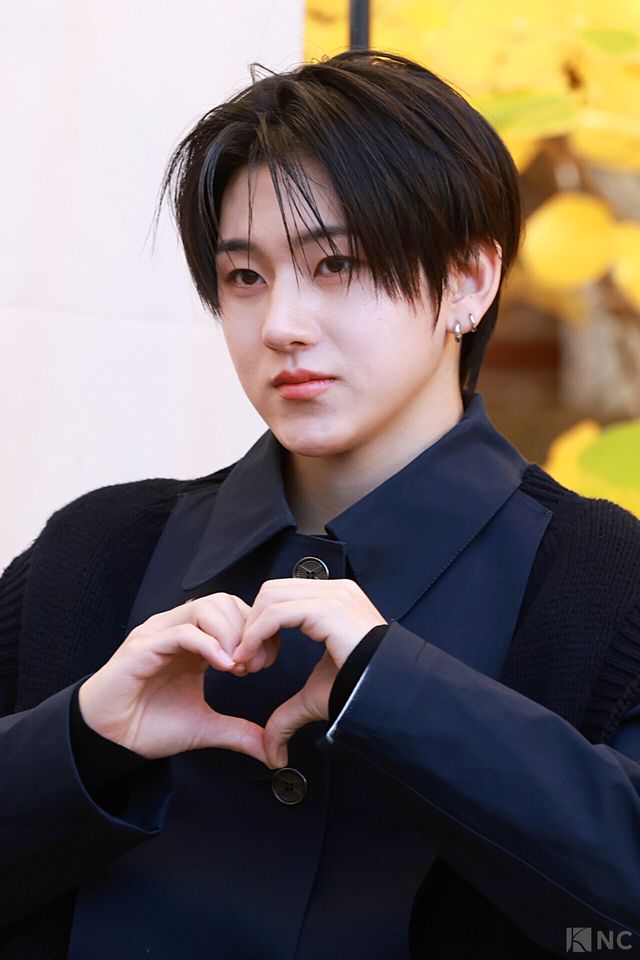 그룹 킥플립(KickFlip) 계훈이 10일 오전 11시 서울 성동구 모처에서 진행된 한 의류 브랜드의 팝업 스토어 오픈 기념 포토콜에서 포즈를 취하고 있다. 사진=김규빈 기자