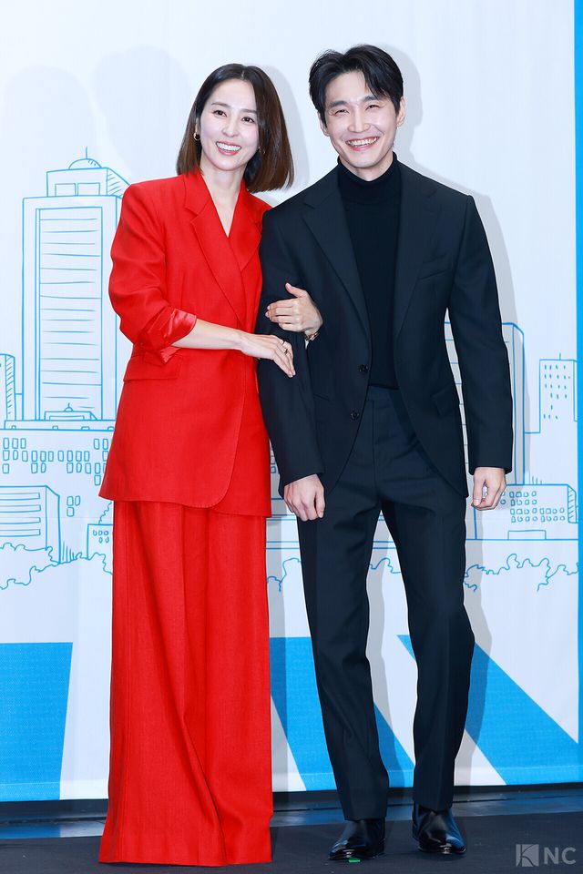 배우 한혜진, 장인섭이 10일 오후 2시 서울 마포구 상암 스탠포드호텔 코리아에서 진행된 티비 조선 월화미니시리즈 ‘다음생은 없으니까’(극본 신이원/연출 김정민)에서 포즈를 취하고 있다. 사진=김규빈 기자