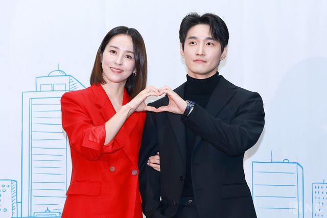 배우 한혜진, 장인섭이 10일 오후 2시 서울 마포구 상암 스탠포드호텔 코리아에서 진행된 티비 조선 월화미니시리즈 ‘다음생은 없으니까’(극본 신이원/연출 김정민)에서 포즈를 취하고 있다. 사진=김규빈 기자