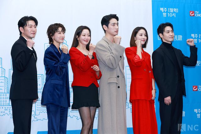 배우 허준석, 진서연, 김희선, 윤박, 한혜진, 장인섭이 10일 오후 2시 서울 마포구 상암 스탠포드호텔 코리아에서 진행된 티비 조선 월화미니시리즈 ‘다음생은 없으니까’(극본 신이원/연출 김정민)에서 포즈를 취하고 있다. 사진=김규빈 기자