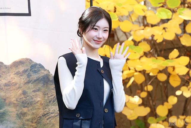 그룹 있지(ITZY) 채령이 10일 오전 11시 서울 성동구 모처에서 진행된 한 의류 브랜드의 팝업 스토어 오픈 기념 포토콜에서 포즈를 취하고 있다. 사진=김규빈 기자