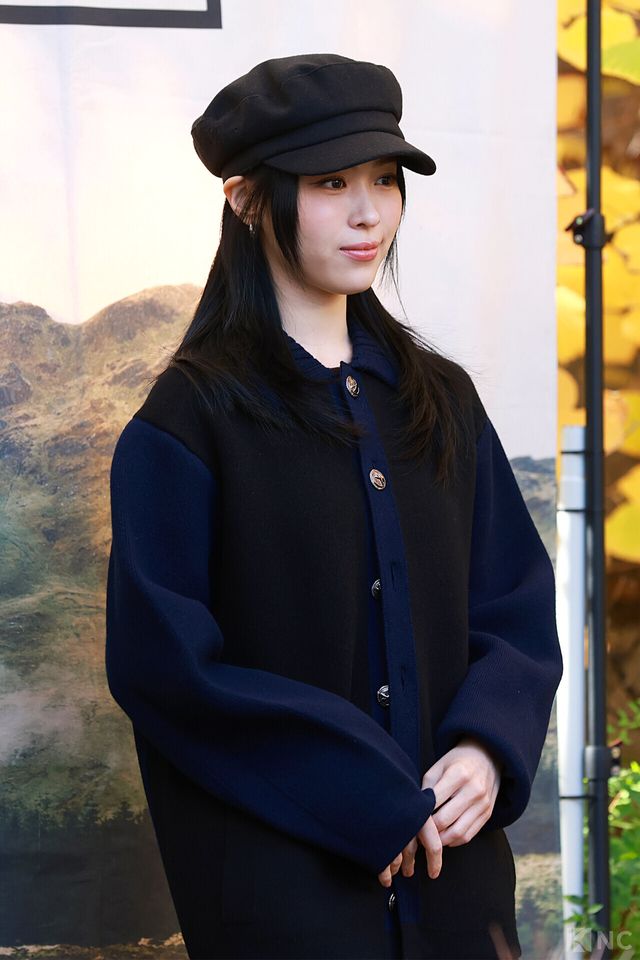 그룹 있지(ITZY) 류진이 10일 오전 11시 서울 성동구 모처에서 진행된 한 의류 브랜드의 팝업 스토어 오픈 기념 포토콜에서 포즈를 취하고 있다. 사진=김규빈 기자