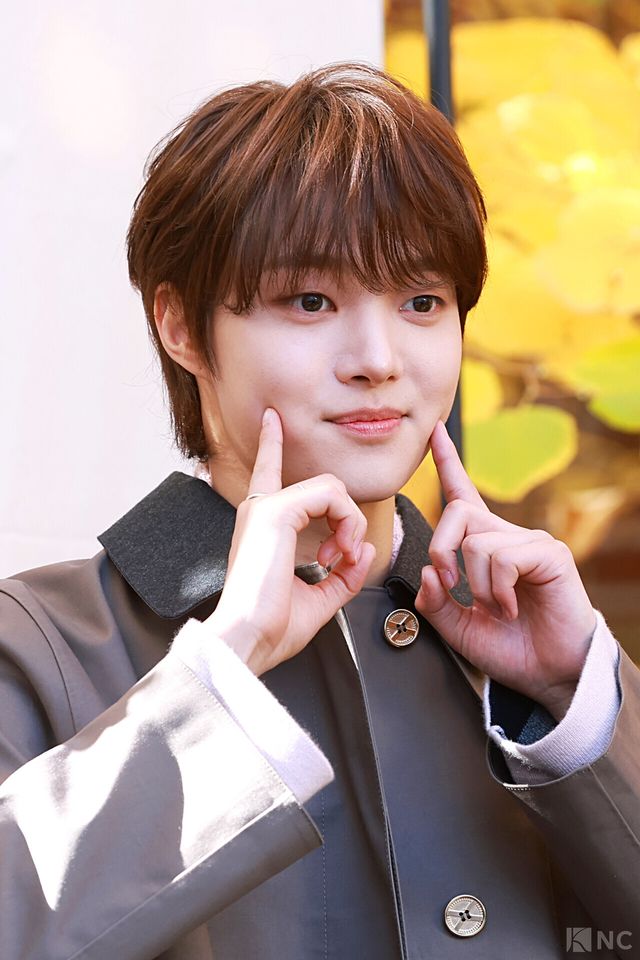 그룹 앤팀(&TEAM)의주가 10일 오전 11시 서울 성동구 모처에서 진행된 한 의류 브랜드의 팝업 스토어 오픈 기념 포토콜에서 포즈를 취하고 있다. 사진=김규빈 기자