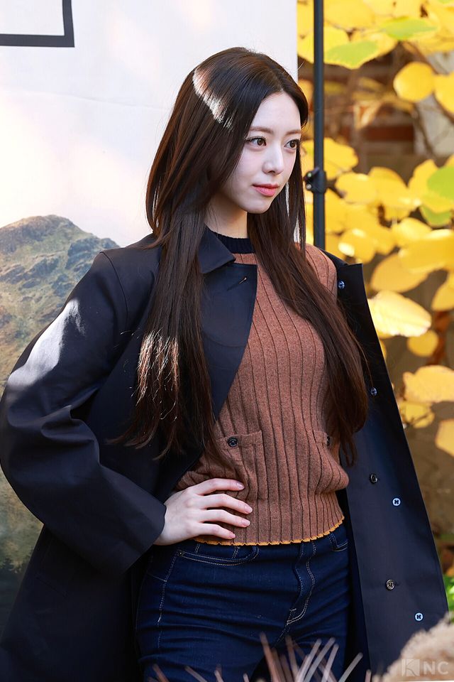 그룹 있지(ITZY) 유나가 10일 오전 11시 서울 성동구 모처에서 진행된 한 의류 브랜드의 팝업 스토어 오픈 기념 포토콜에서 포즈를 취하고 있다. 사진=김규빈 기자