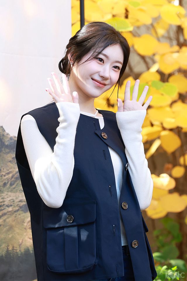 그룹 있지(ITZY) 채령이 10일 오전 11시 서울 성동구 모처에서 진행된 한 의류 브랜드의 팝업 스토어 오픈 기념 포토콜에서 포즈를 취하고 있다. 사진=김규빈 기자