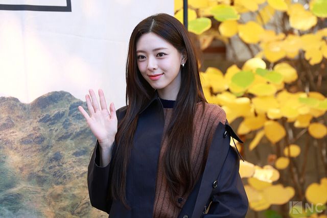 그룹 있지(ITZY) 유나가 10일 오전 11시 서울 성동구 모처에서 진행된 한 의류 브랜드의 팝업 스토어 오픈 기념 포토콜에서 포즈를 취하고 있다. 사진=김규빈 기자