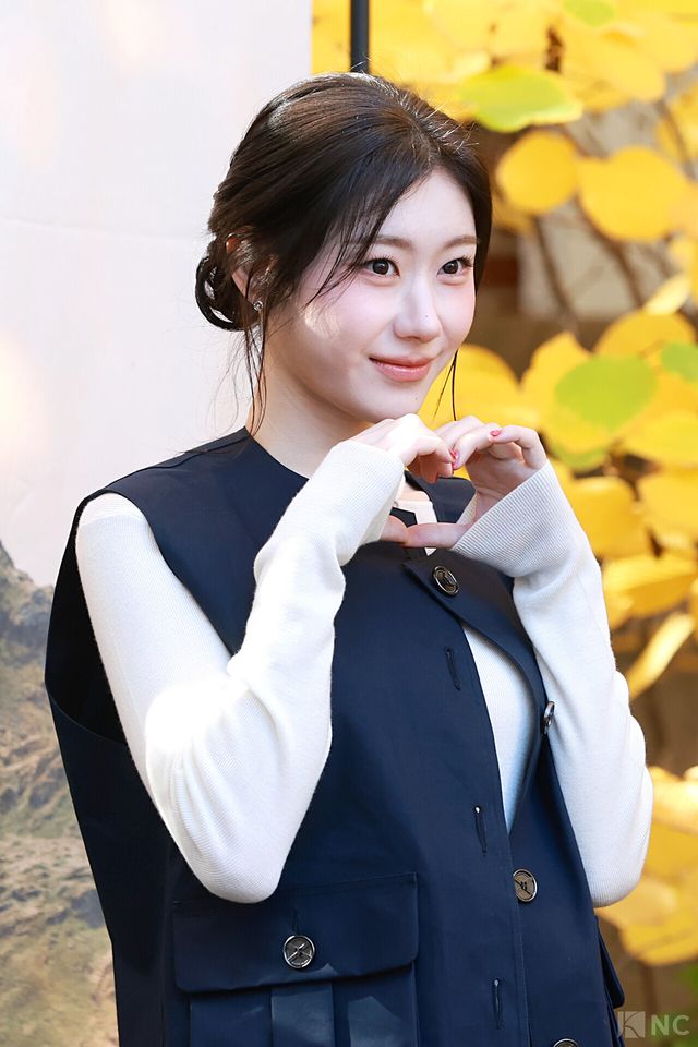 그룹 있지(ITZY) 채령이 10일 오전 11시 서울 성동구 모처에서 진행된 한 의류 브랜드의 팝업 스토어 오픈 기념 포토콜에서 포즈를 취하고 있다. 사진=김규빈 기자