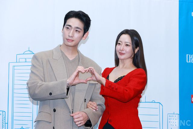 배우 윤박, 김희선이 10일 오후 2시 서울 마포구 상암 스탠포드호텔 코리아에서 진행된 티비 조선 월화미니시리즈 ‘다음생은 없으니까’(극본 신이원/연출 김정민)에서 포즈를 취하고 있다. 사진=김규빈 기자