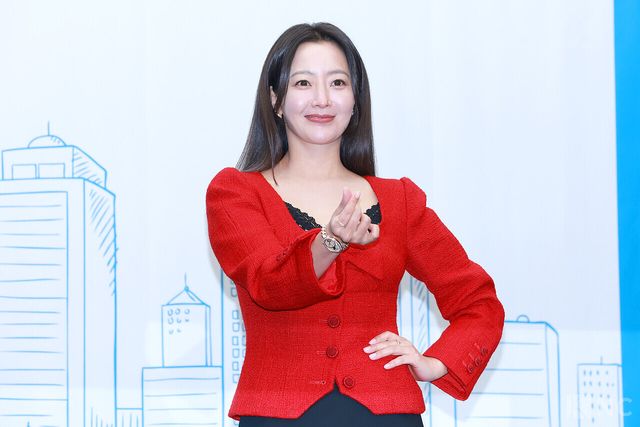 배우 김희선이 10일 오후 2시 서울 마포구 상암 스탠포드호텔 코리아에서 진행된 티비 조선 월화미니시리즈 ‘다음생은 없으니까’(극본 신이원/연출 김정민)에서 포즈를 취하고 있다. 사진=김규빈 기자