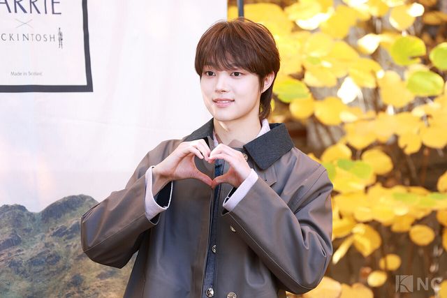 그룹 앤팀(&TEAM)의주가 10일 오전 11시 서울 성동구 모처에서 진행된 한 의류 브랜드의 팝업 스토어 오픈 기념 포토콜에서 포즈를 취하고 있다. 사진=김규빈 기자