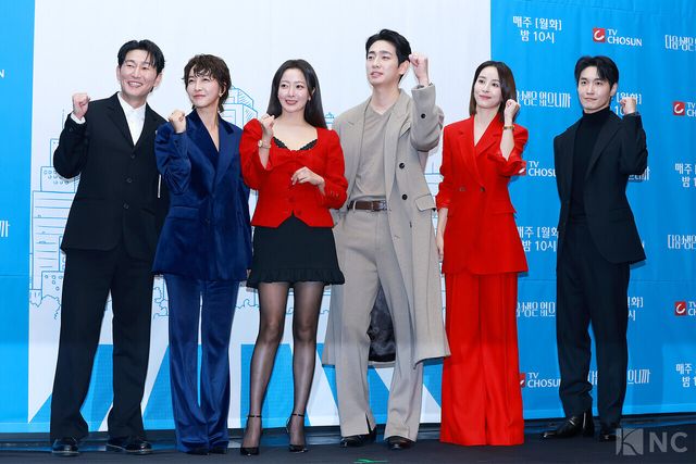 배우 허준석, 진서연, 김희선, 윤박, 한혜진, 장인섭이 10일 오후 2시 서울 마포구 상암 스탠포드호텔 코리아에서 진행된 티비 조선 월화미니시리즈 ‘다음생은 없으니까’(극본 신이원/연출 김정민)에서 포즈를 취하고 있다. 사진=김규빈 기자