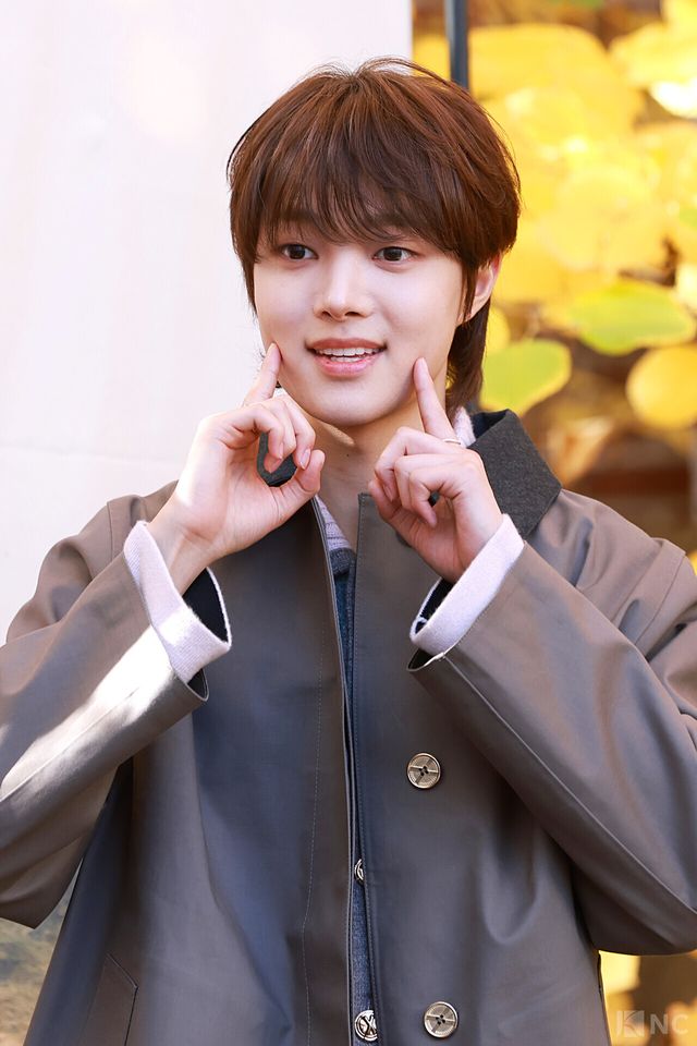 그룹 앤팀(&TEAM)의주가 10일 오전 11시 서울 성동구 모처에서 진행된 한 의류 브랜드의 팝업 스토어 오픈 기념 포토콜에서 포즈를 취하고 있다. 사진=김규빈 기자