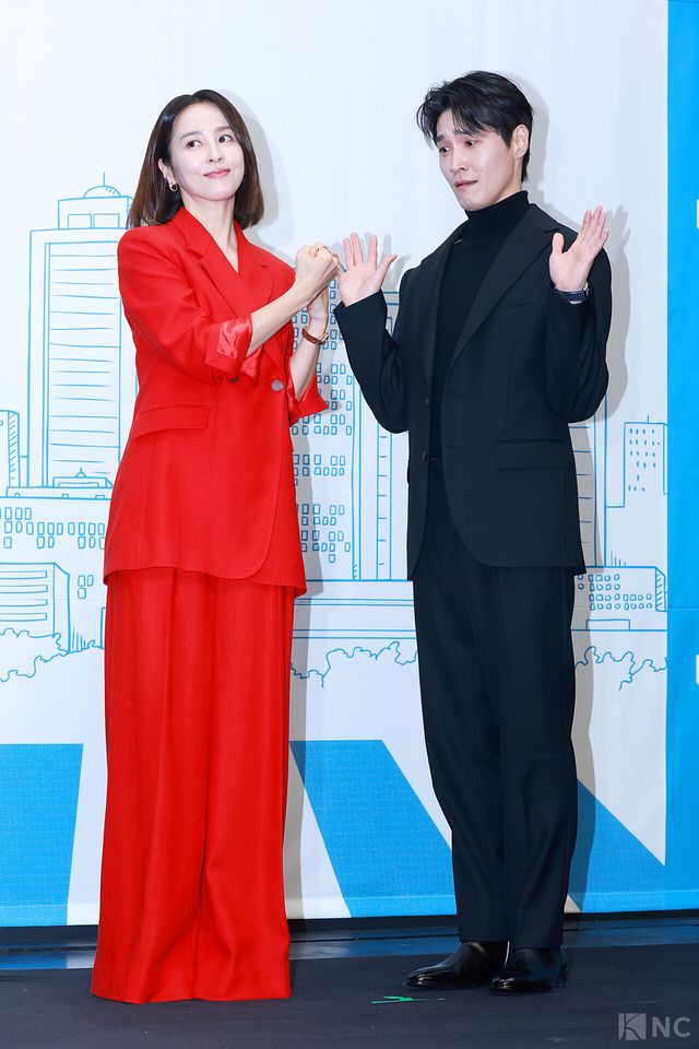 배우 한혜진, 장인섭이 10일 오후 2시 서울 마포구 상암 스탠포드호텔 코리아에서 진행된 티비 조선 월화미니시리즈 ‘다음생은 없으니까’(극본 신이원/연출 김정민)에서 포즈를 취하고 있다. 사진=김규빈 기자