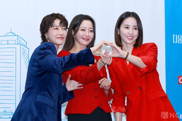 배우 진서연, 김희선, 한혜진이 10일 오후 2시 서울 마포구 상암 스탠포드호텔 코리아에서 진행된 티비 조선 월화미니시리즈 ‘다음생은 없으니까’(극본 신이원/연출 김정민)에서 포즈를 취하고 있다. 사진=김규빈 기자