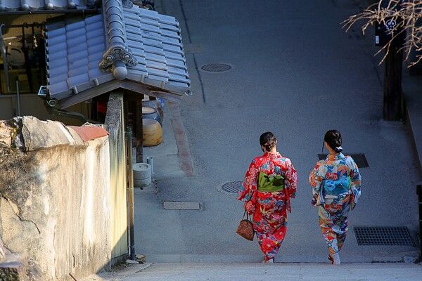 일본 전통의상을 입은 여인들.