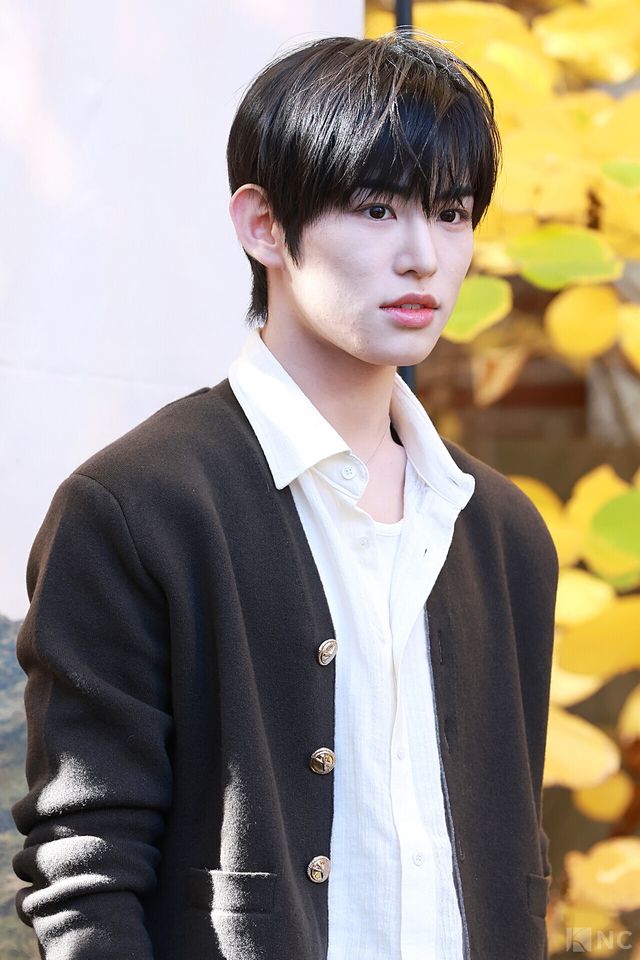 그룹 킥플립(KickFlip) 민제가 10일 오전 11시 서울 성동구 모처에서 진행된 한 의류 브랜드의 팝업 스토어 오픈 기념 포토콜에서 포즈를 취하고 있다. 사진=김규빈 기자